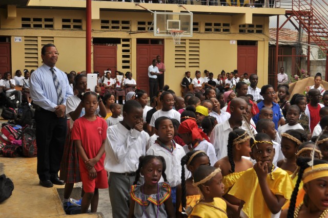 Guy Etienne dans le top 10 du « Global Teacher Prize »