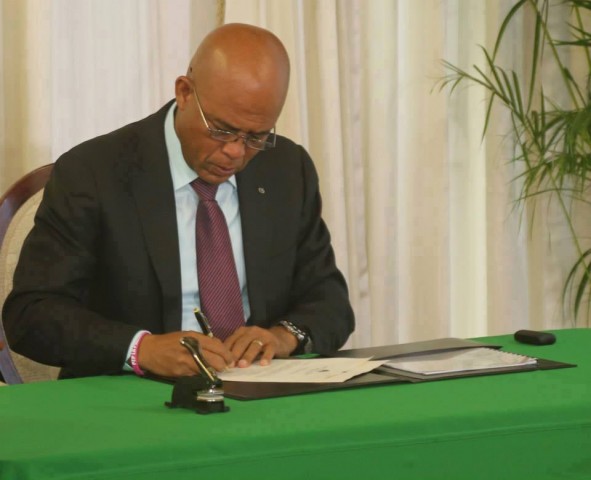 Martelly revient, tacle Privert