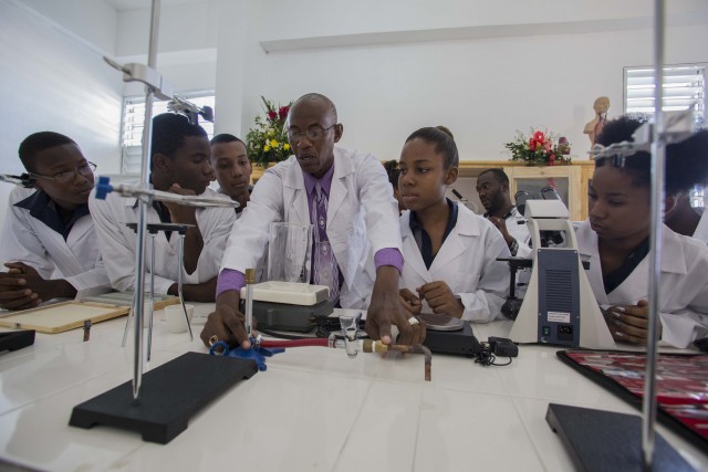 Les anciens du Collège Roger Anglade (CRA) offrent un laboratoire à leur ancienne école 