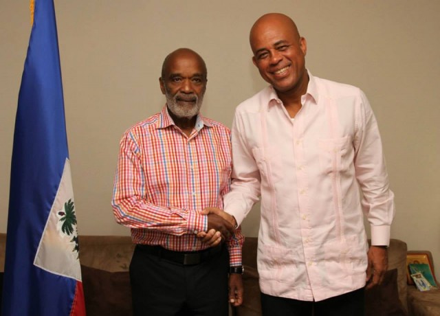 Devant la dépouille de René Préval, Moïse, Privert, Martelly,  Aristide... se prosternent