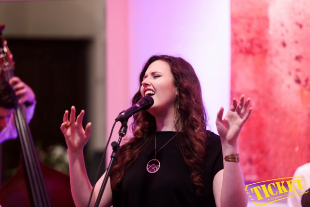Une réception en l’honneur des femmes avec la chanteuse Halie Loren