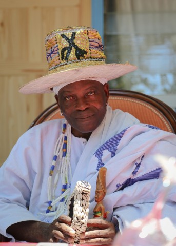 Sa Majesté Daagbo Hounon Houna II, chef suprême du vodou, visite Haïti