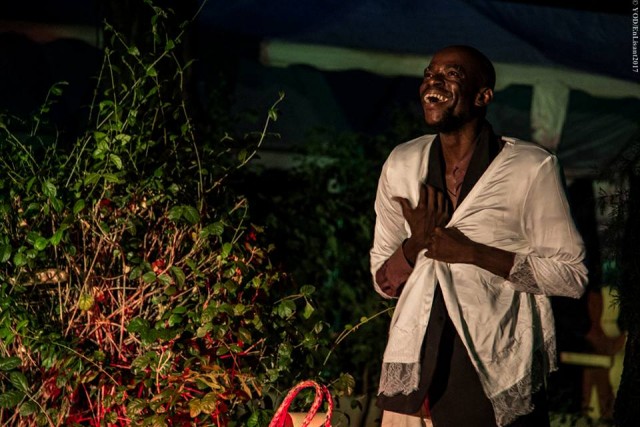 Eliézer Guérismé dans les habits d'un personnage amnésique de Samuel Beckett