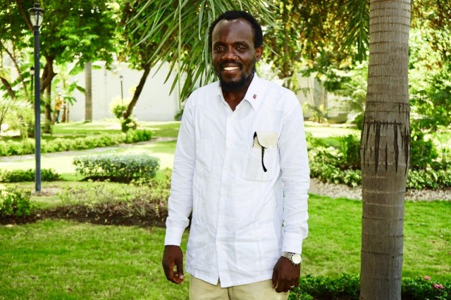 Steeve Colin contribue à 10 000 gourdes pour la reconstruction du palais national