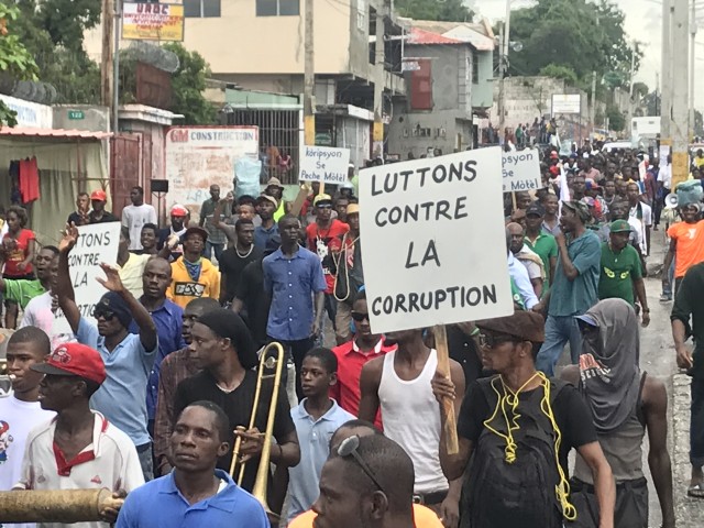 Des centaines de manifestants contre la corruption et le retour de l’armée d’Haïti