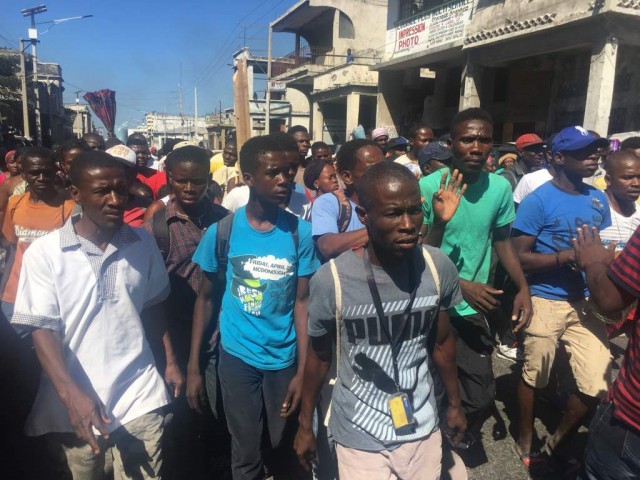 Marché en fer: Les marchands crachent leur colère suite à l’incendie