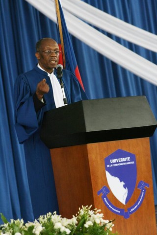 Jean-Bertrand Aristide propose à ses étudiants de s’armer de la science et de la conscience