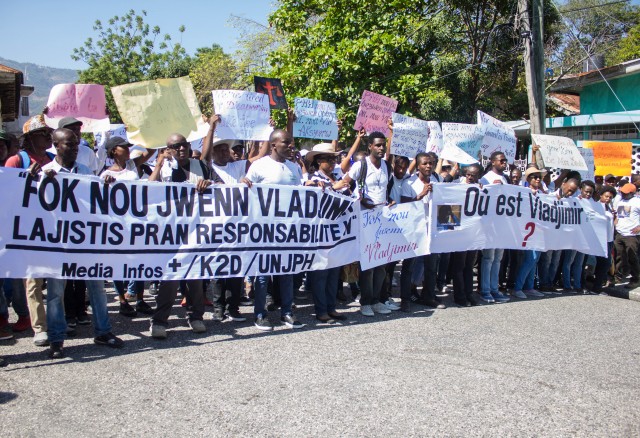 Des journalistes marchent pour exiger la lumière sur la disparition de Vladjimir Legagneur