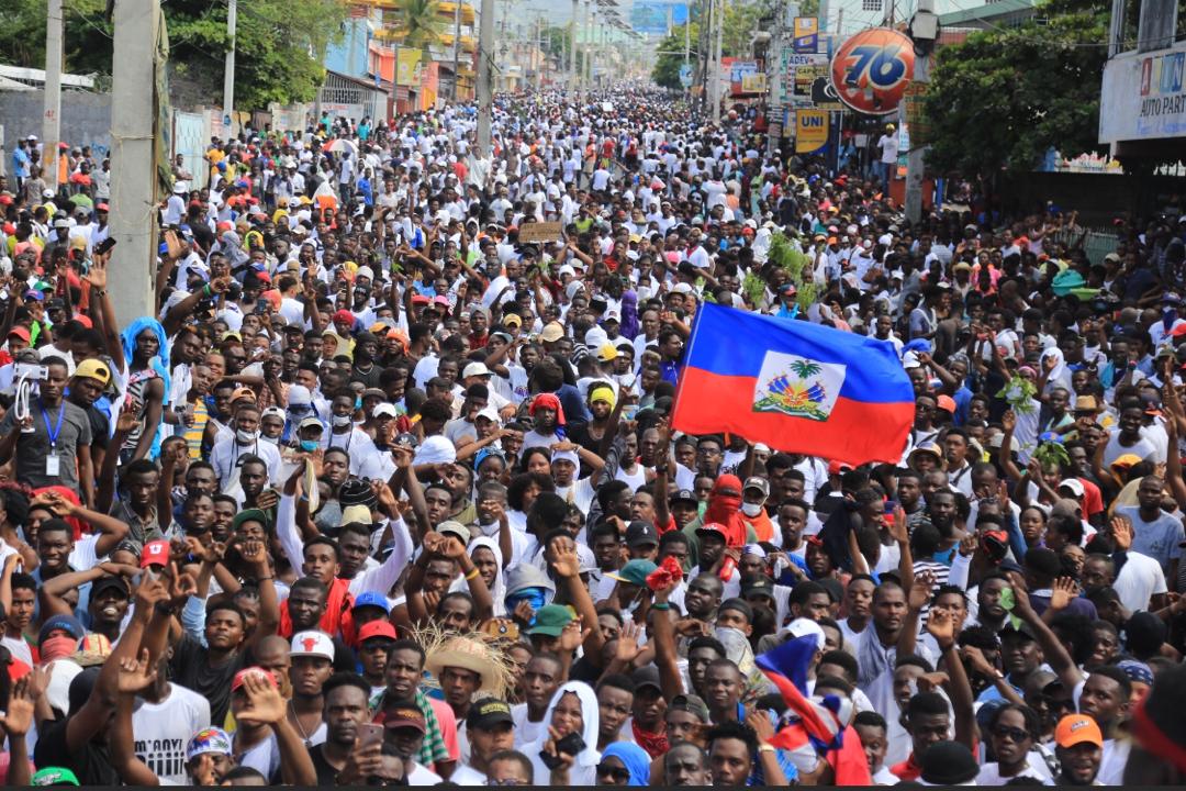 « Jojo dòmi deyò », des dizaines de milliers de manifestants, artistes en tête, réclament la démission du président Moïse