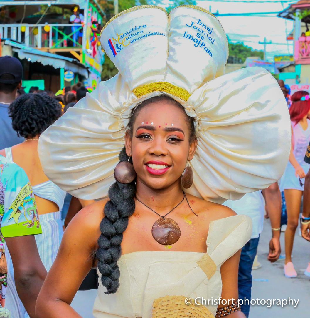 Gros plan sur Nancy Gilot, reine de la culture du carnaval 2020 de Jacmel