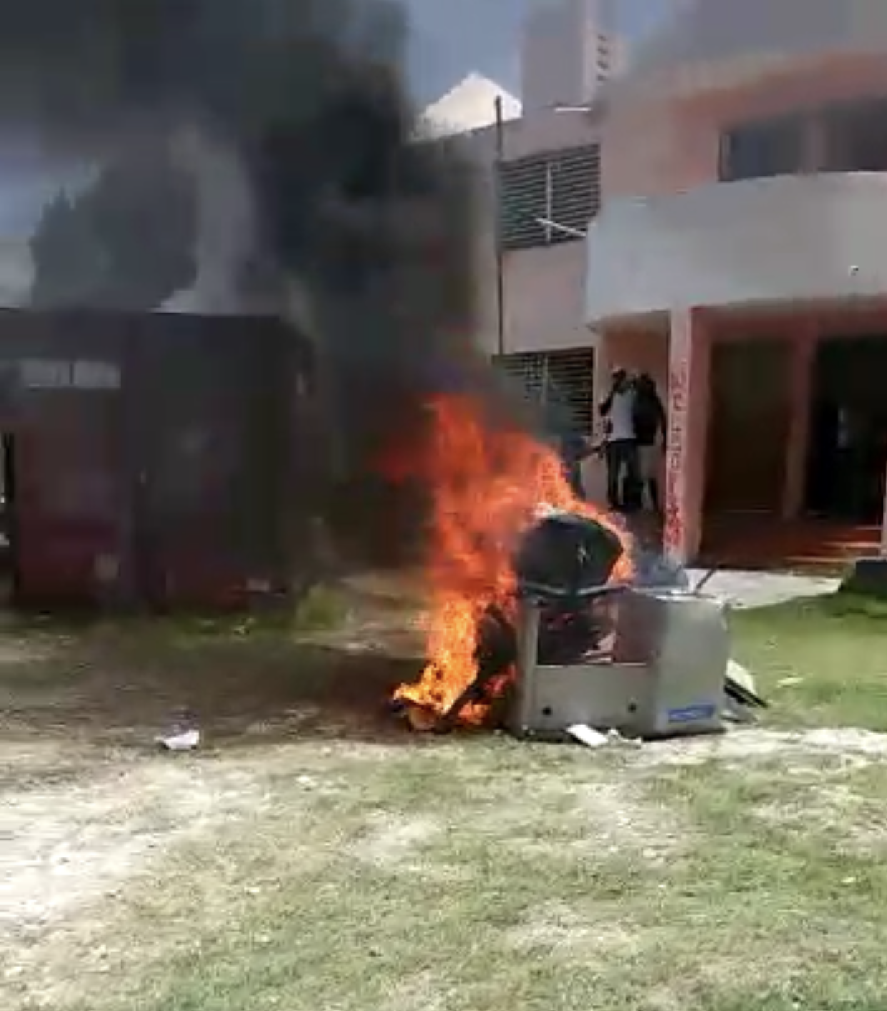  Pour protester contre les « Commissions municipales », des mairies saccagées et incendiées…