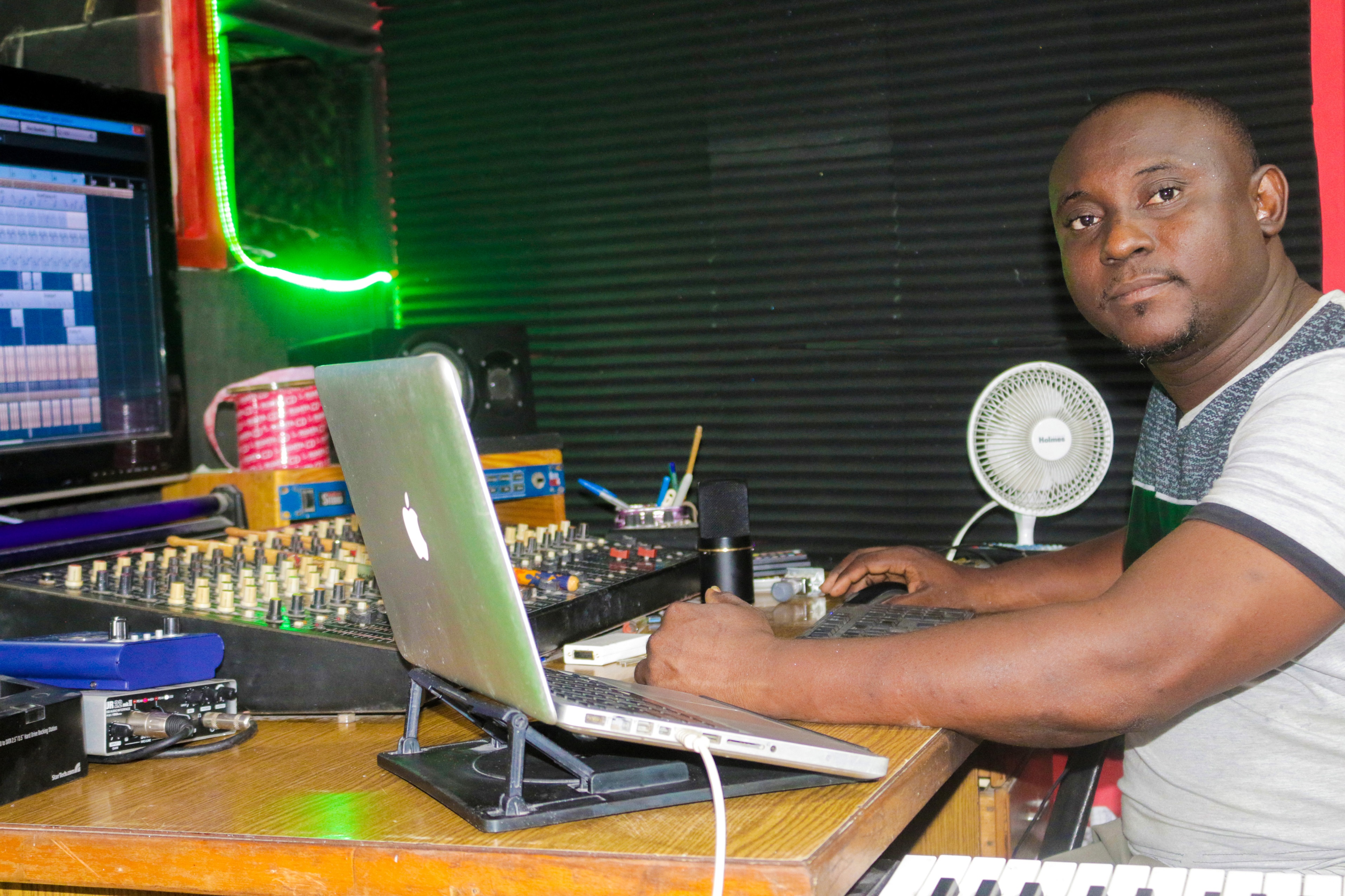 Jean Paul Emmanuel Mézilas, passionné de l’audio en studio