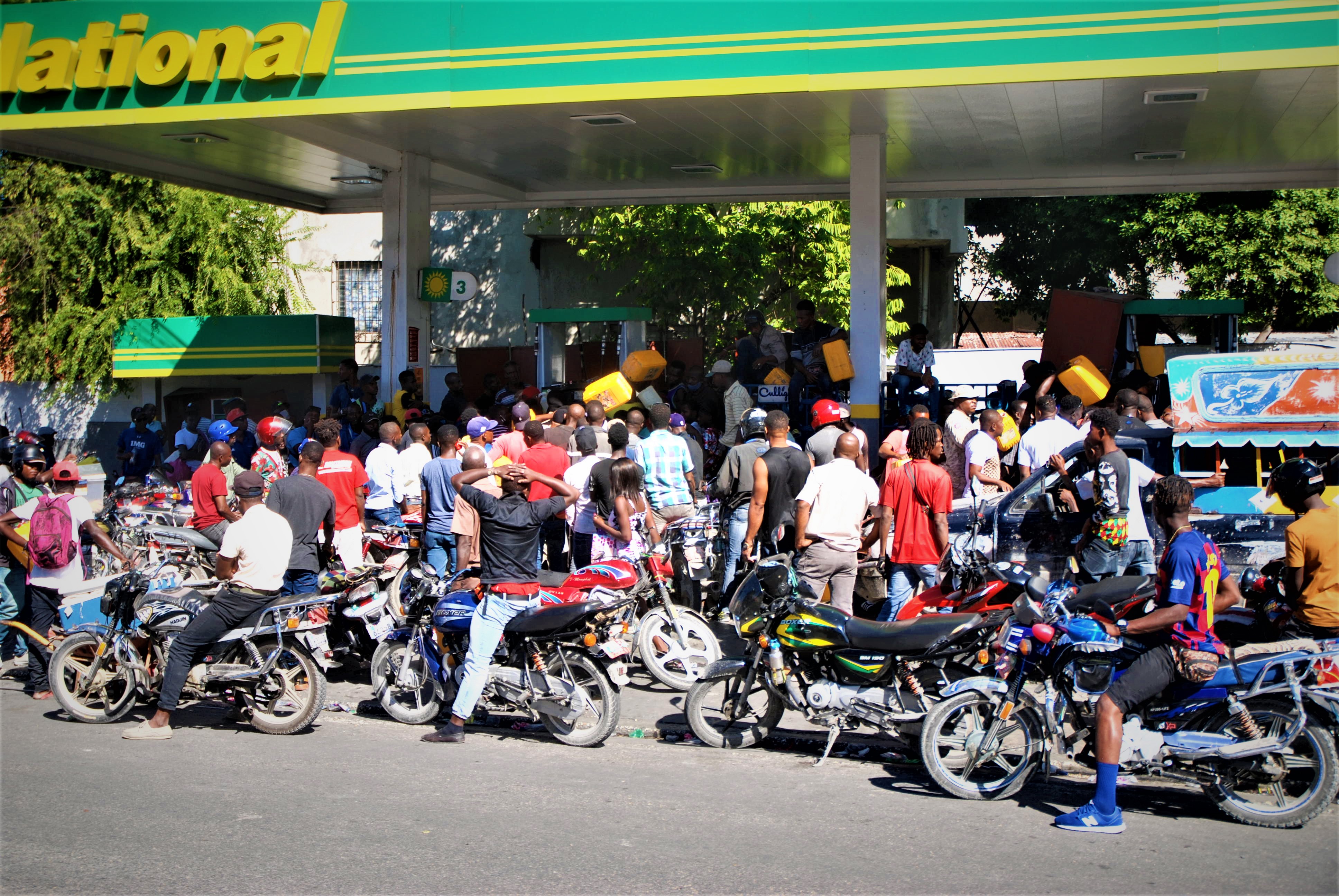 La gazoline est disponible à Port-au-Prince, bousculades dans les stations d’essence