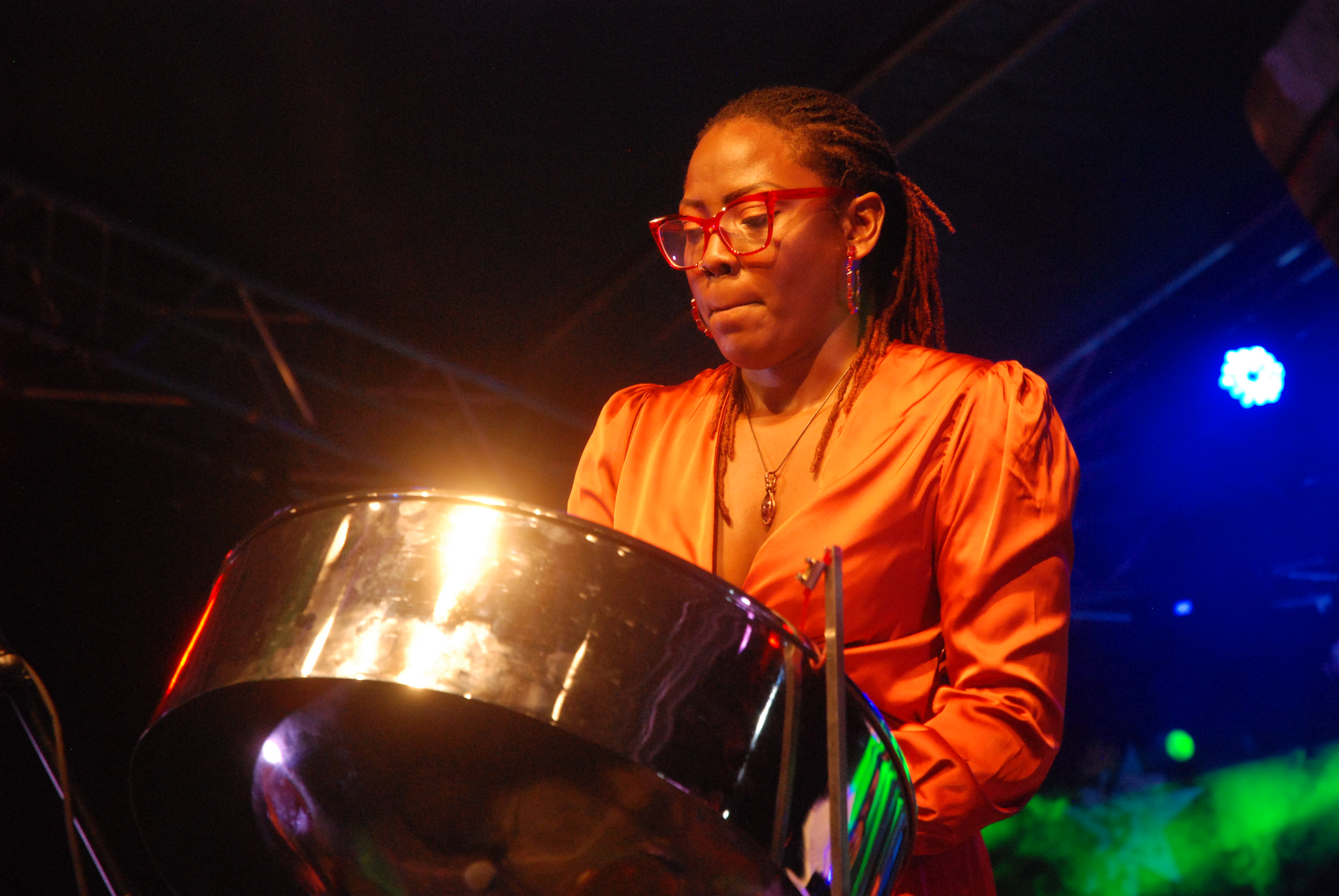 Un public enchanté par Josanne Francis, Jhon Bern Thomas, «pawòl tanbou et Cie…»