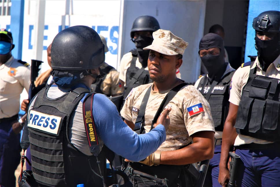 Brutalités policières contre les journalistes : l’ONU préoccupée, l’OPC écrit, le gouvernement change de secrétaire d’Etat à la Communication