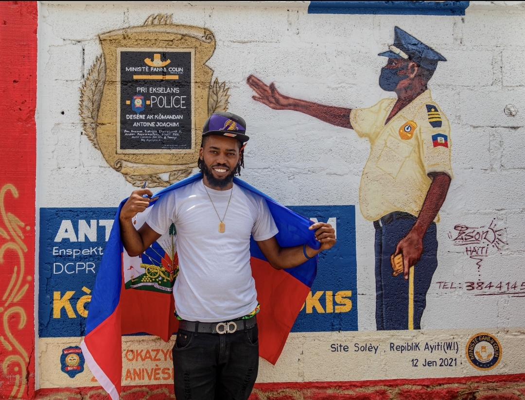 26 ans pour la PNH : un jeune homme de Cité de Soleil met en valeur un inspecteur en graffiti à Tabarre