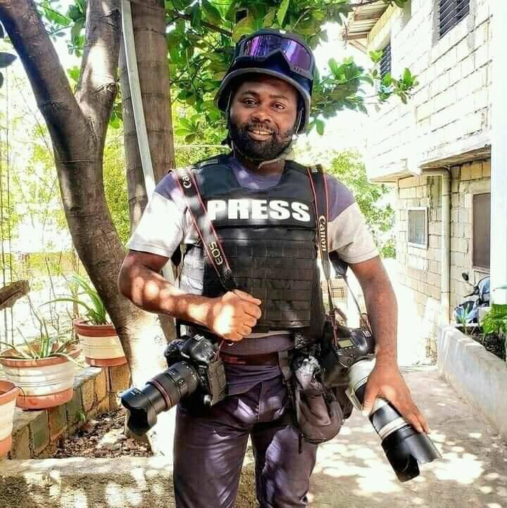 L’un des meilleurs photojournalistes haïtiens prend l’exil pour échapper à la fureur des gangs