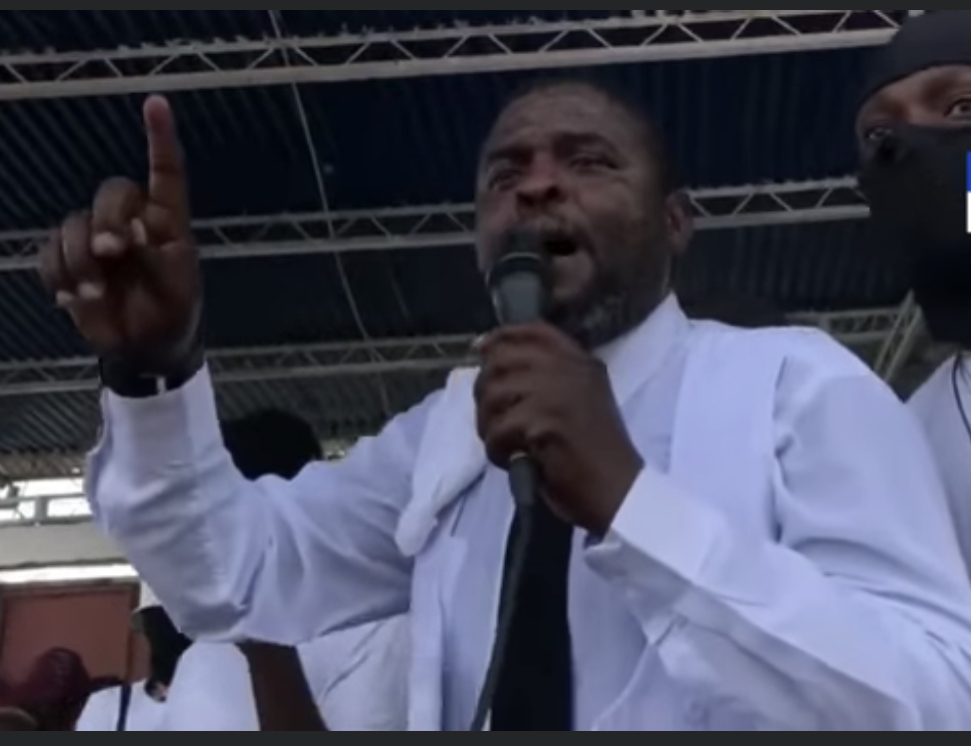 Jimmy Chérizier, dit Barbecue, et la coalition de gangs G9 rendent hommage au président Jovenel Moïse