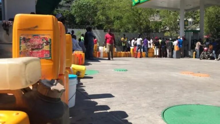 Le parquet de Port-au-Prince saisit des gallons remplis d’essence