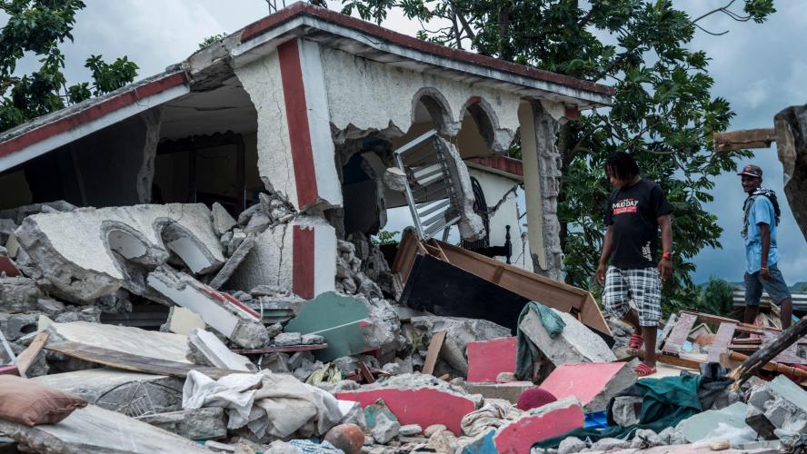 Séisme: 1 941 morts, plus de 9 900 blessés, le bilan s'alourdit