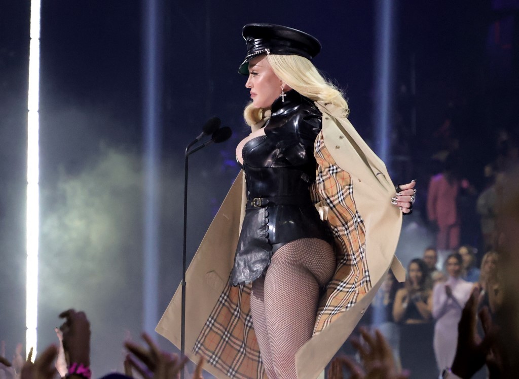 Et on parle encore des fesses particulièrement rebondies de Madonna !