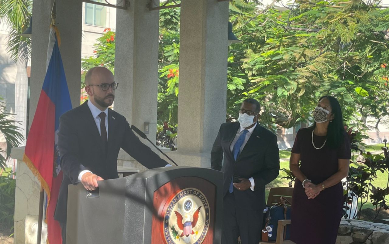 Les États-Unis s’excusent du mauvais traitement infligé aux migrants haïtiens par des gardes frontaliers au Texas