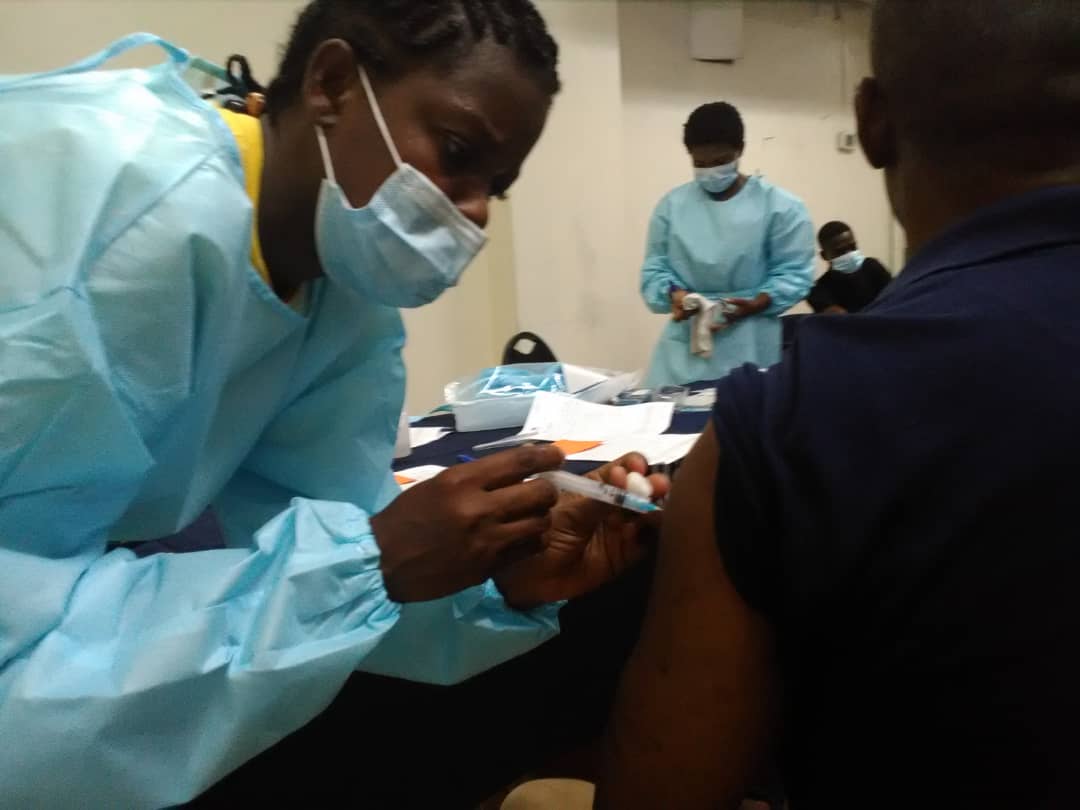 Covid-19: des employés du groupe Le Nouvelliste reçoivent leur première dose de vaccin