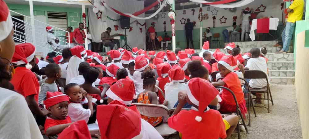 Le Foyer de l'Espérance  fête la Noël avec des enfants
