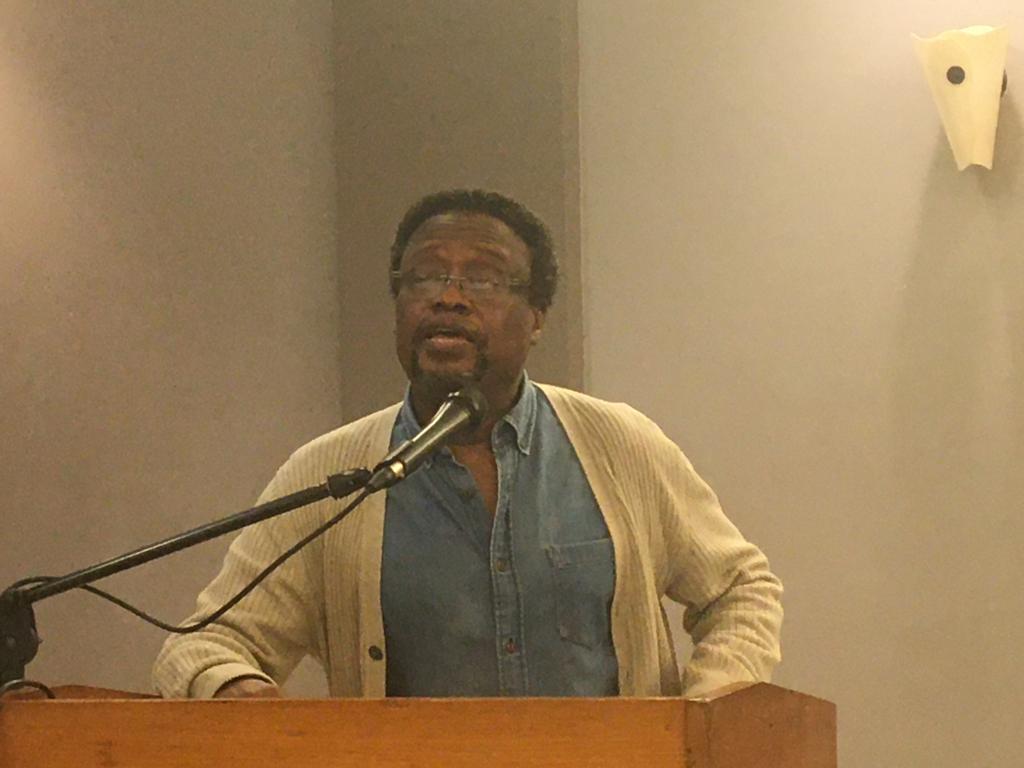 Fritz Alphonse Jean discute avec des artistes et artisans pour le