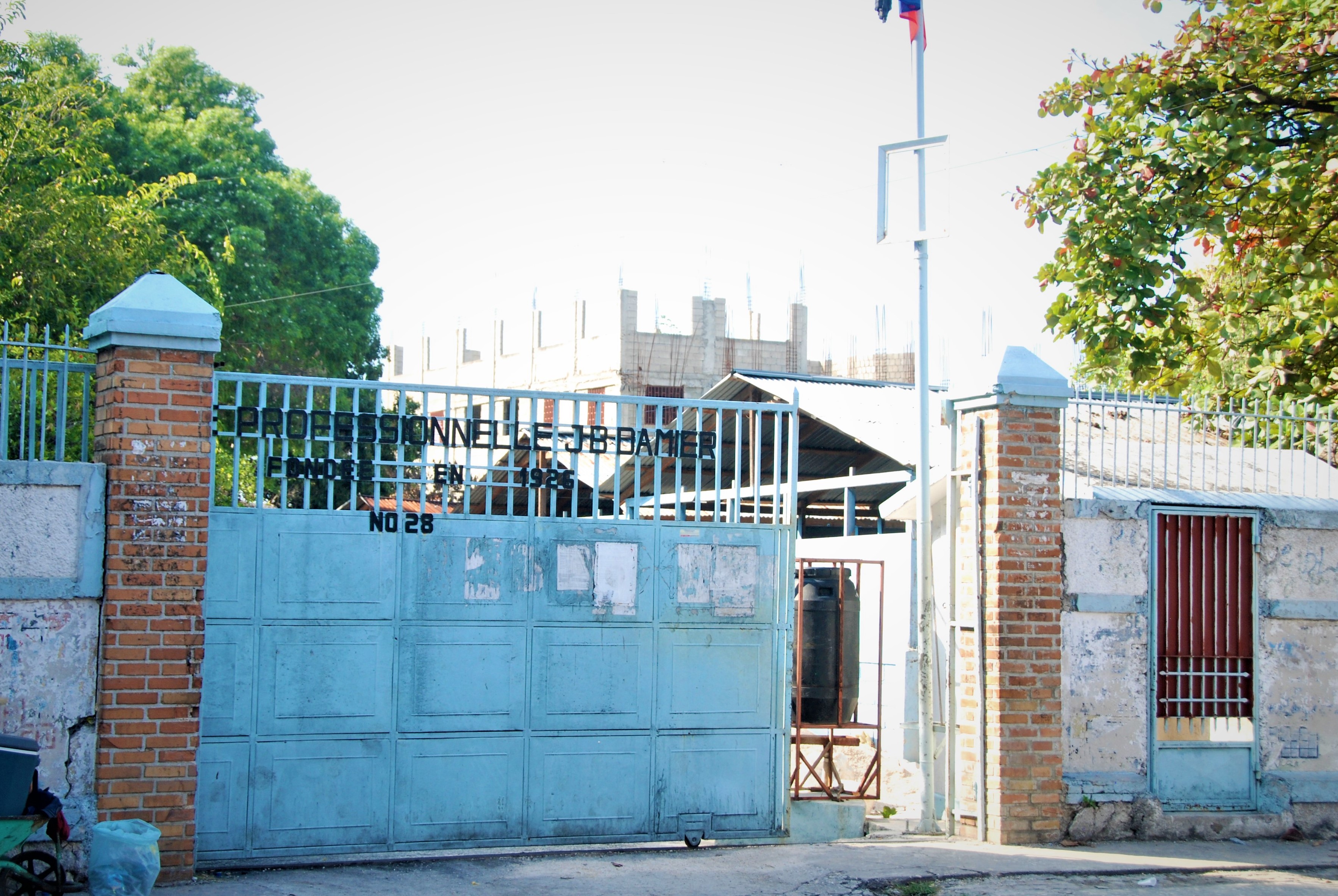 L’école J.B Damier à genoux …