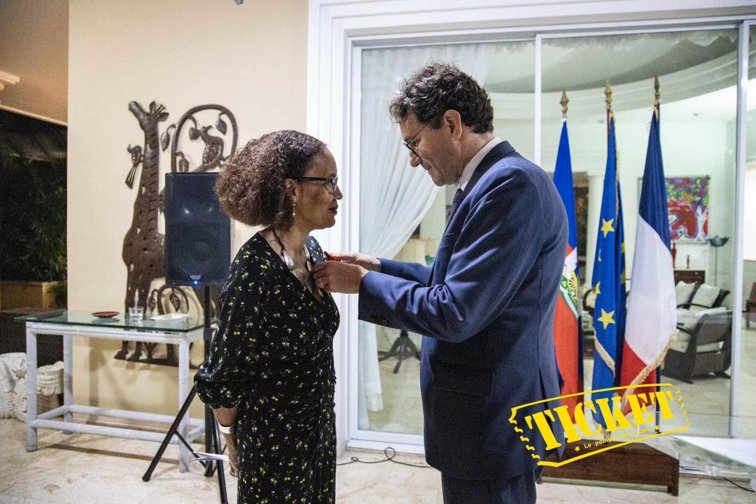 Yanick Lahens fait Chevalier de la Légion d’Honneur par la France