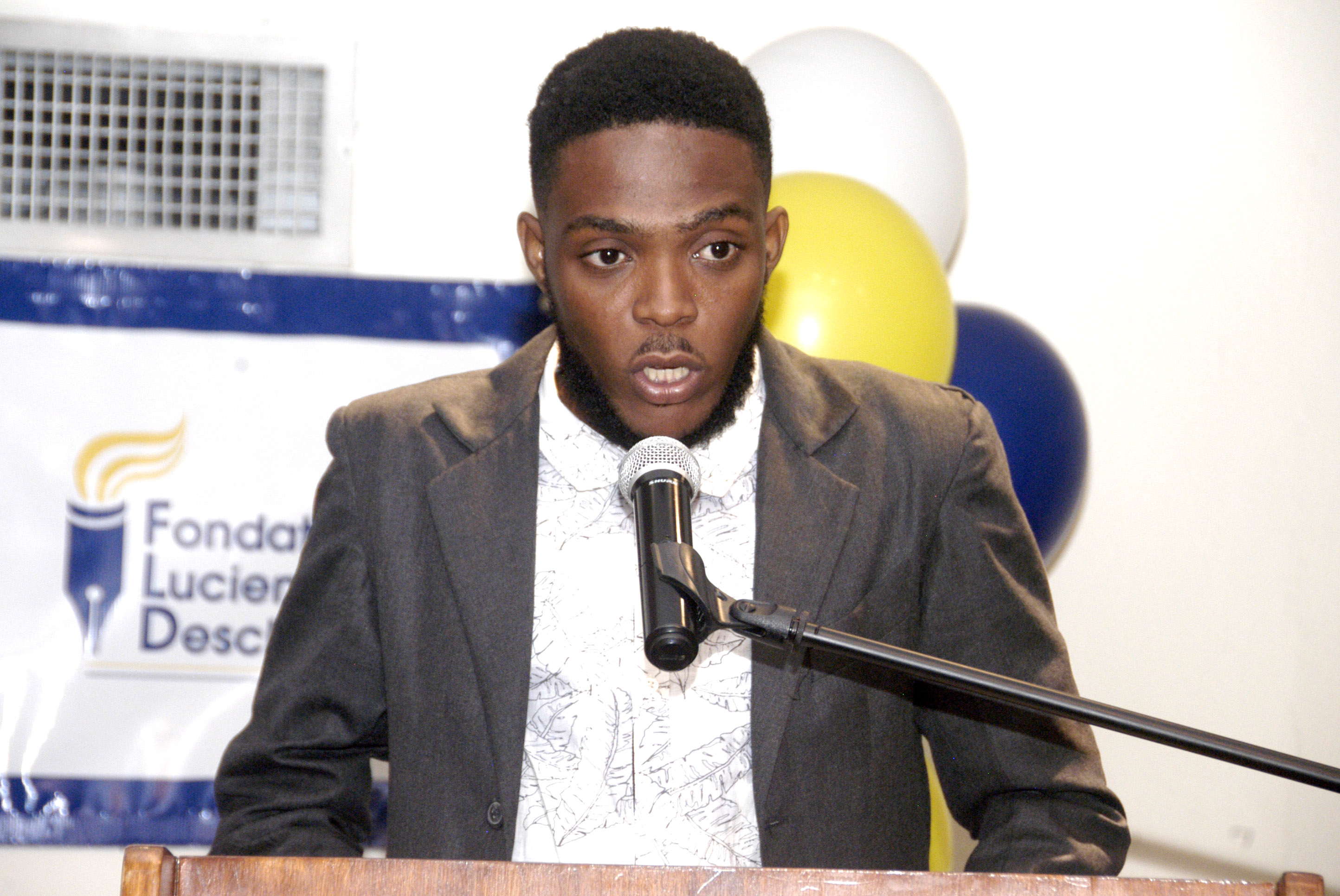 Luis Bernard Henry emmène sa petite fille bleue à Livres en folie