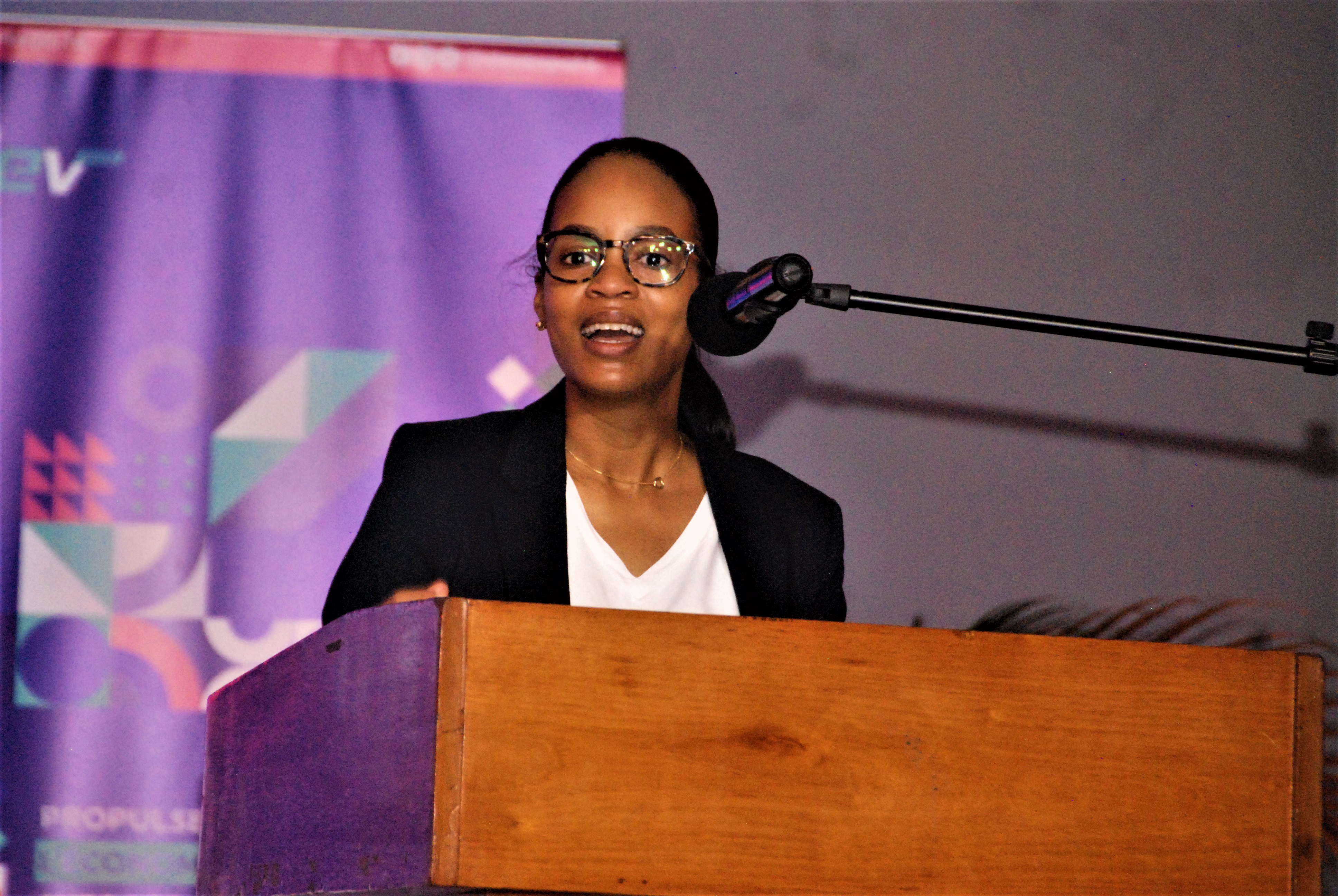 Nathaelle Chavenet explique les avantages du service financier mobile