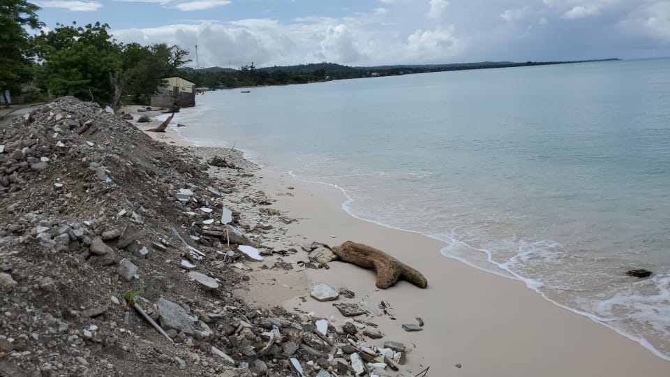 Port-Salut: un hôtelier déverse des tonnes de déblais sur la plage Pointe-Sable