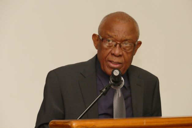 Des tracteurs du ministère des Travaux publics volés par des anciens élus, le ministre Rosemond Pradel multiplie les promesses