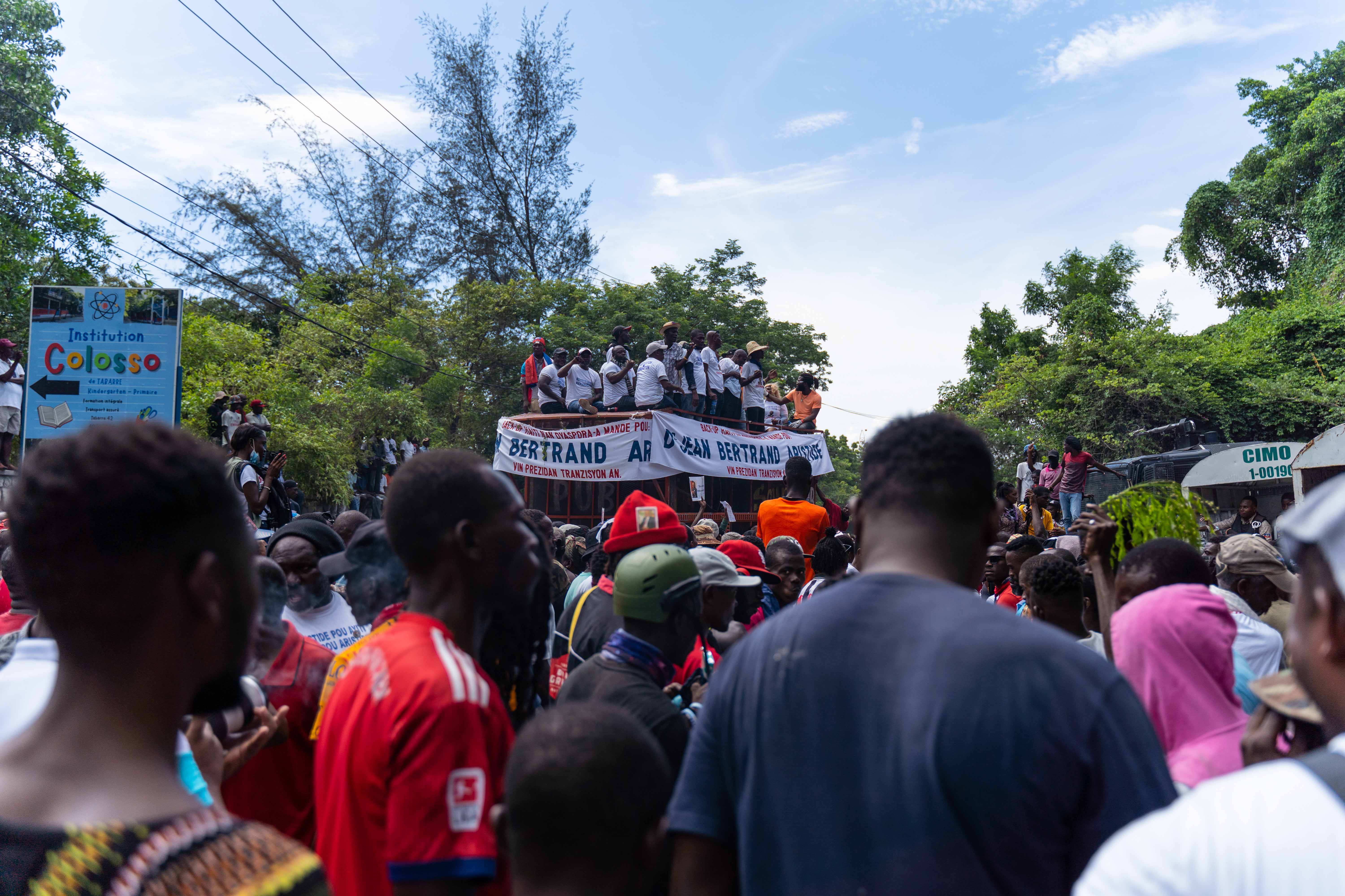 Des milliers de sympathisants de Jean-Bertrand Aristide le réclament comme président de la transition