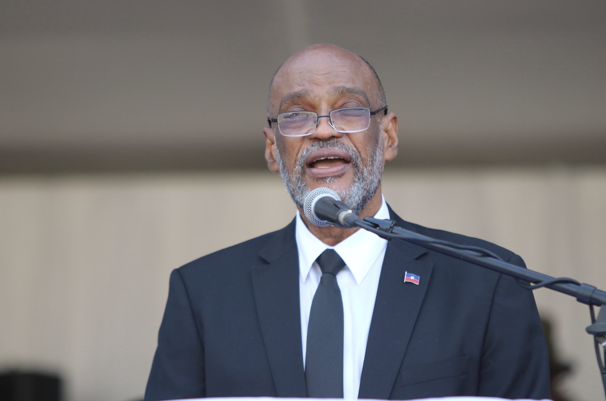 Ariel Henry maintient la hausse du prix du carburant, appelle au calme et fait des promesses