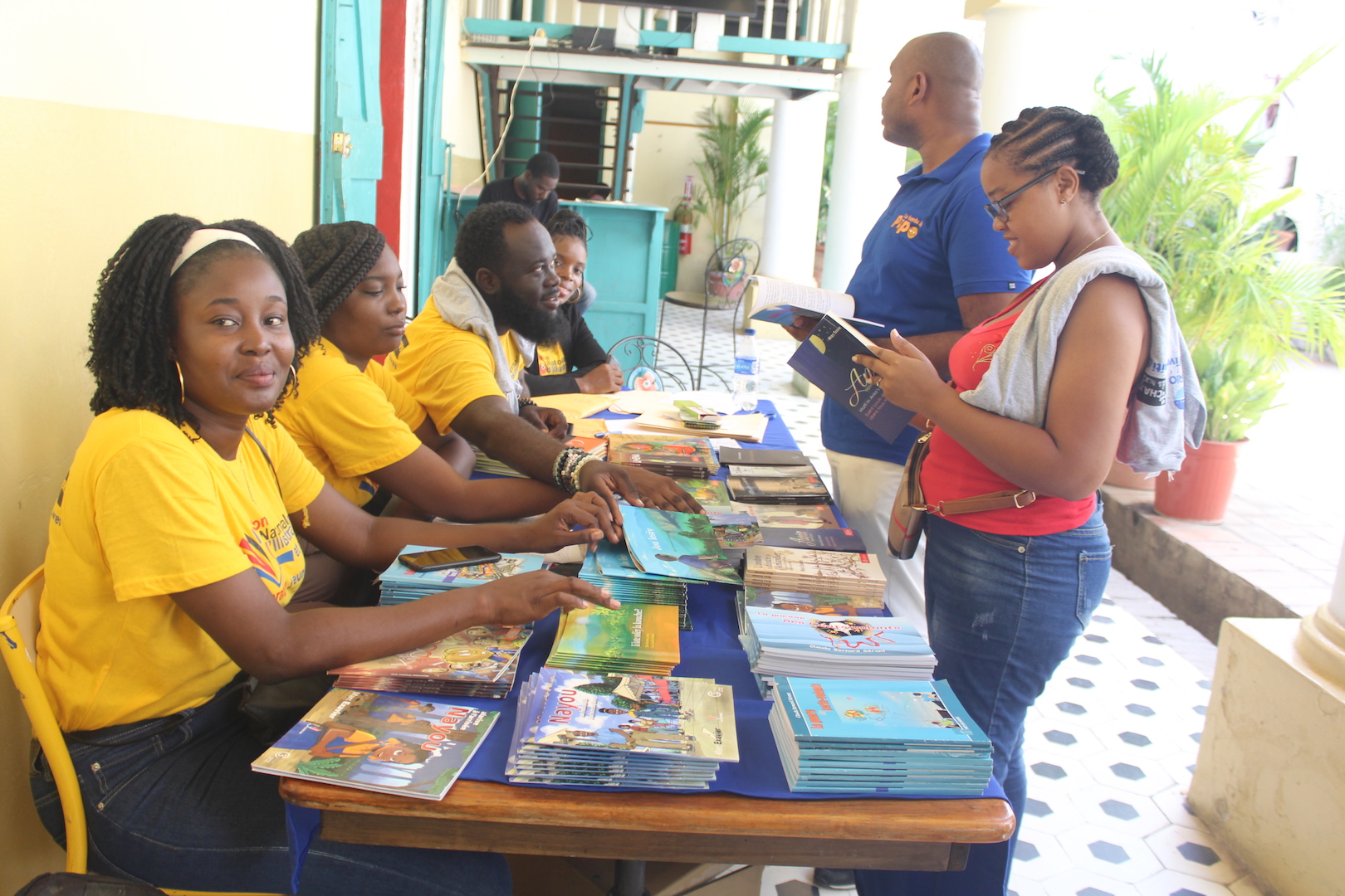 Auteurs, illustrateurs et conteurs autour de la littérature jeunesse à Vive Haïti Livres