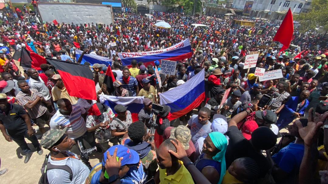 Moïse Jean Charles menace les banques et demande le départ d'Ariel Henry 