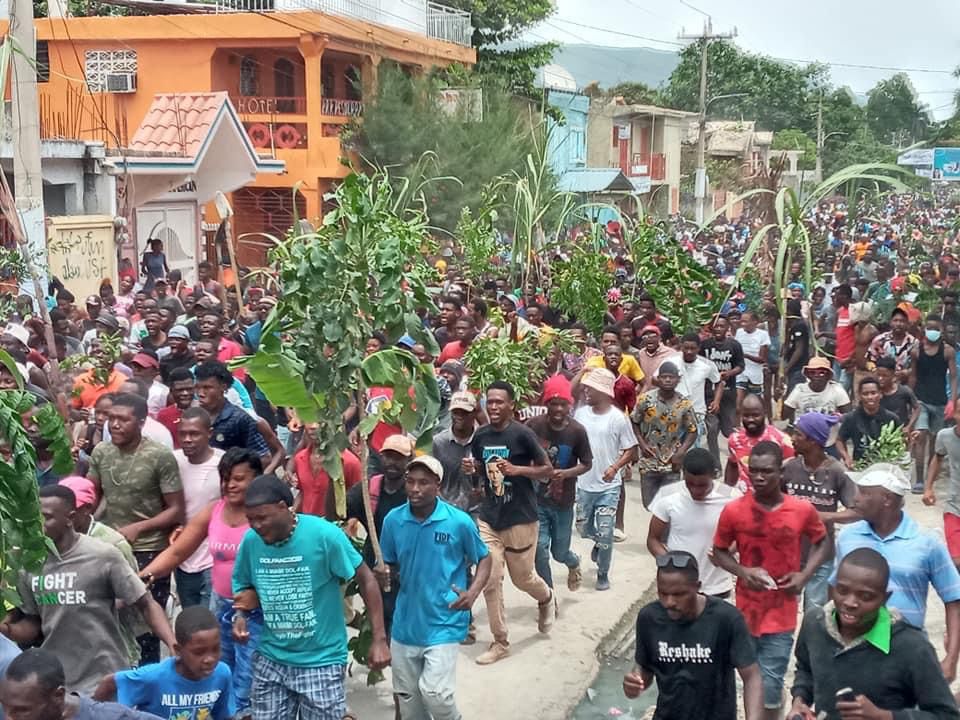 Contestation: les villes de province ne décolèrent pas, le bilan des victimes s’alourdit
