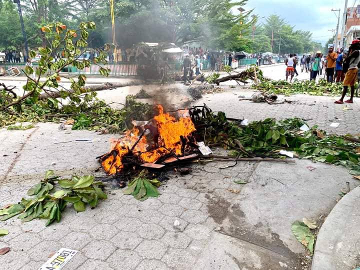 Pillages et manifestations continuent en province