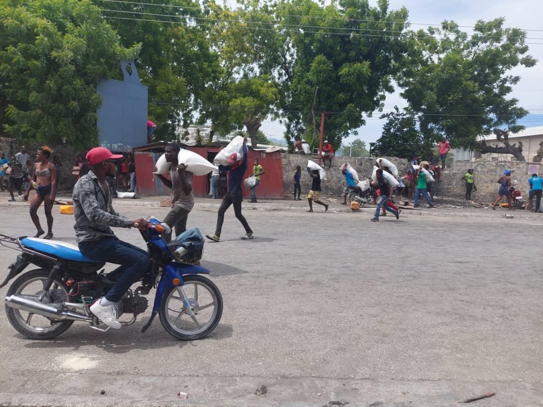 Pillages et manifestations continuent en province