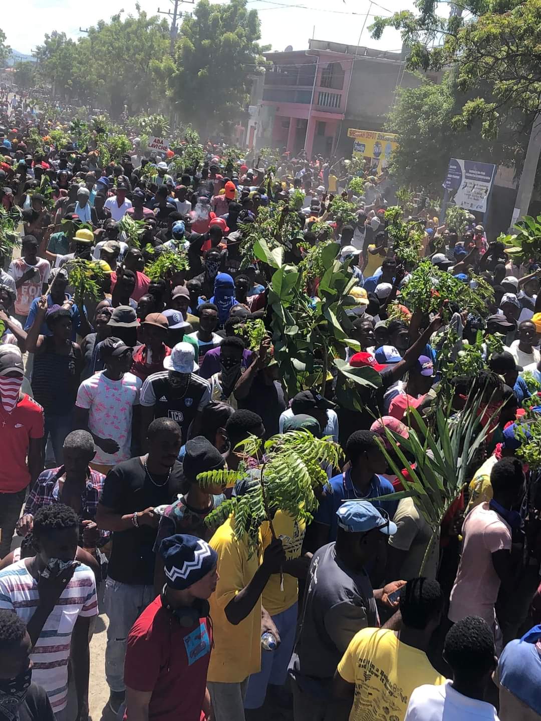 Cap-Haïtien: plusieurs milliers de personnes dans les rues contre Ariel Henry, un supermarché pillé