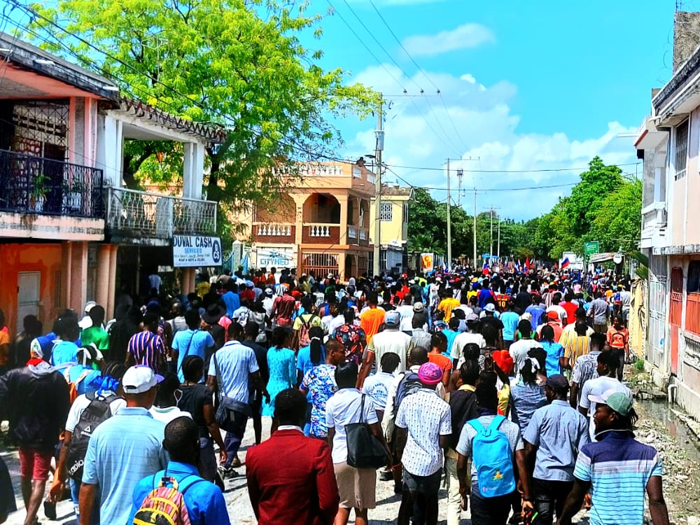 Des manifestants en uniforme d'écoles tournent en dérision la rentrée des classes aux Cayes
