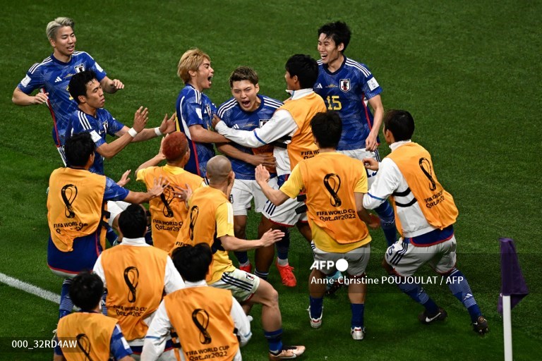 Mondial: l'Allemagne défie la Fifa et se fait surprendre par le Japon, l'Espagne déroule