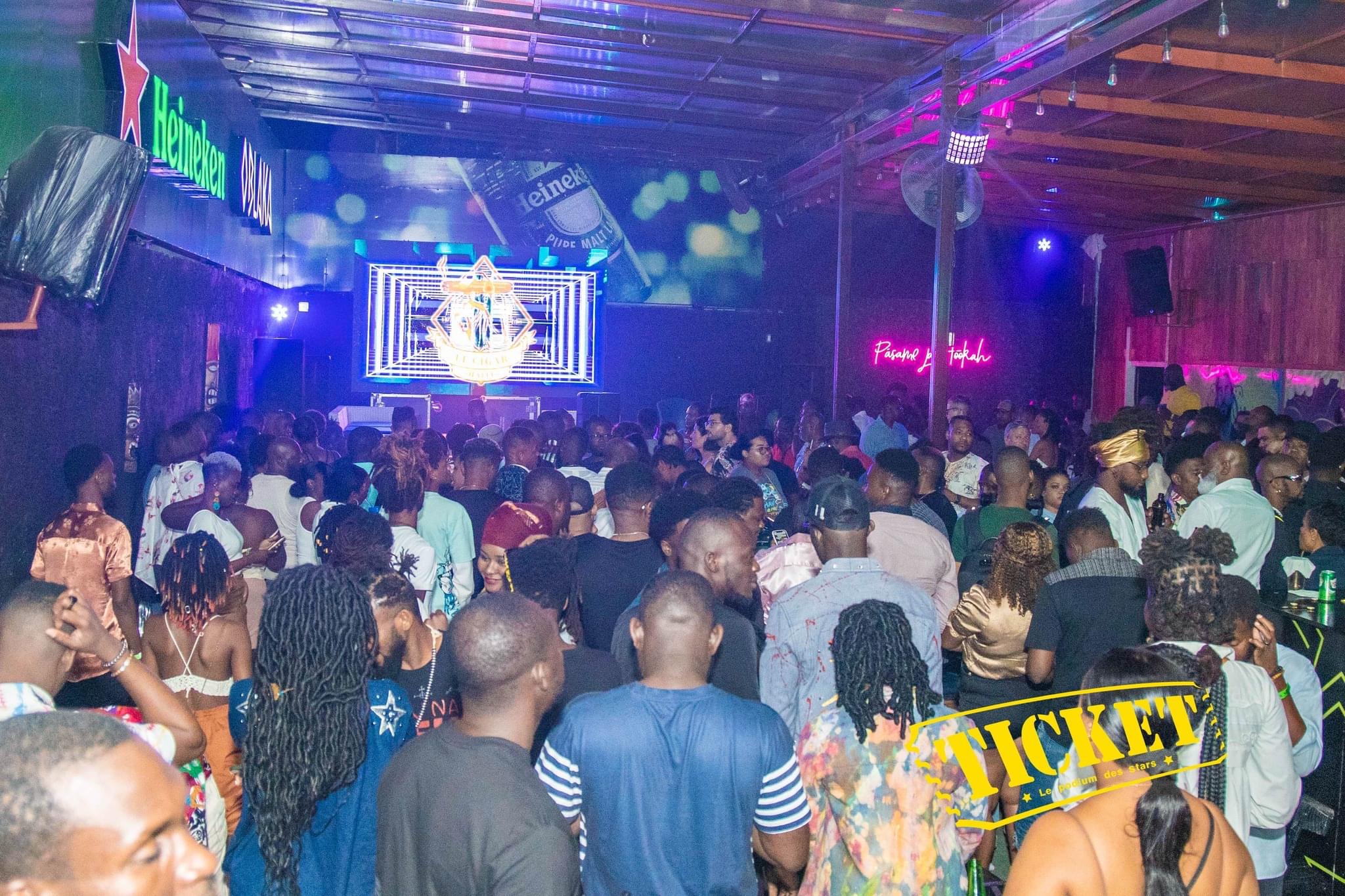 Dahomey, une soirée « lit » à Oblaka