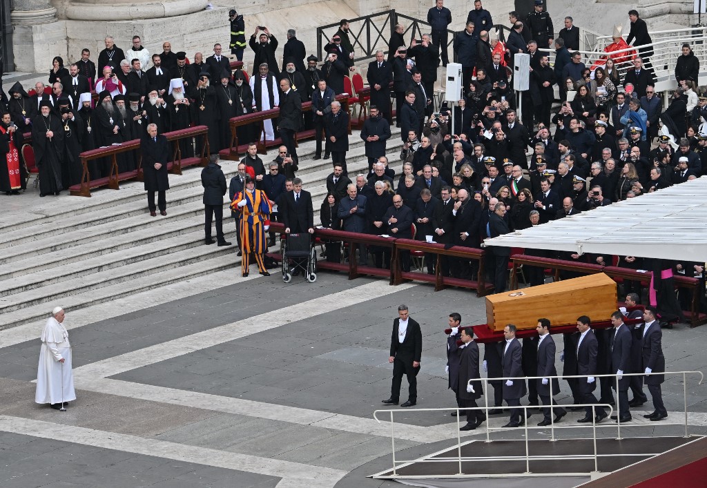 Dernier hommage du pape François à Benoît XVI devant 50.000 fidèles à Saint-Pierre