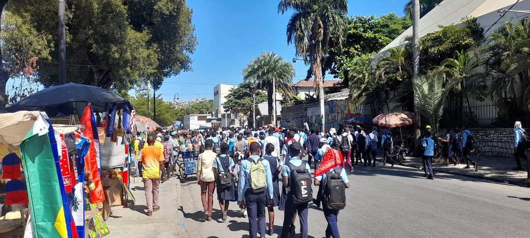 Grève des enseignants : les élèves des écoles publiques encore dans les rues