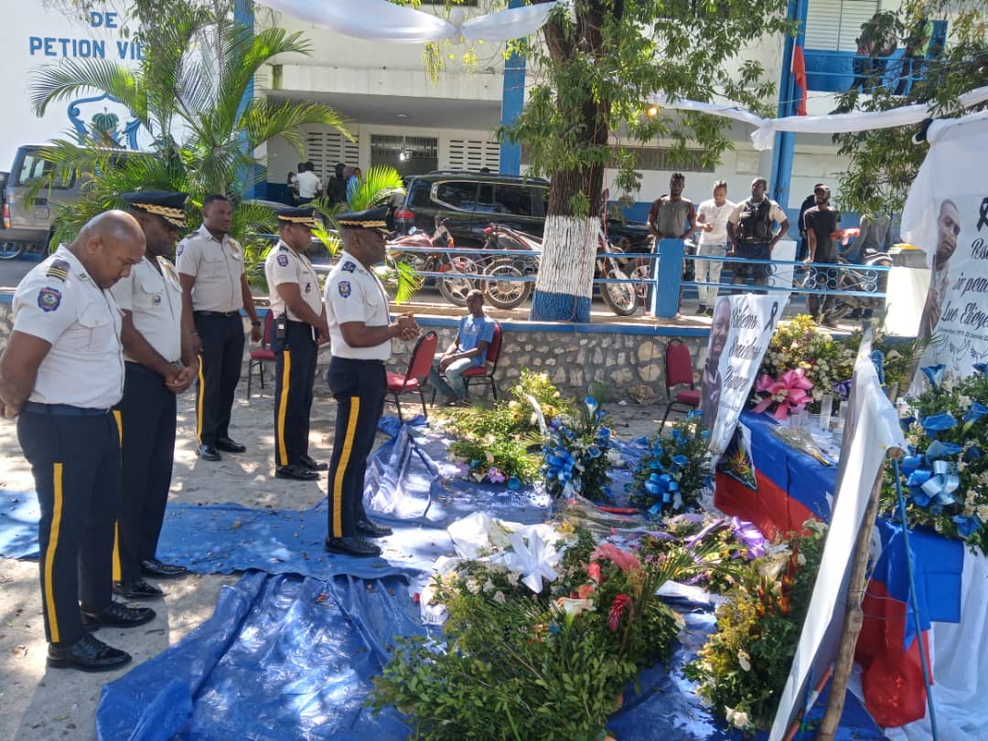 En visite au commissariat de Pétion-Ville, Frantz Elbé tente de rassurer les policiers