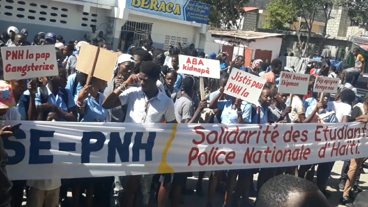 Saint-Marc: manifestation d'universitaires et d'écoliers en signe de soutien à la PNH
